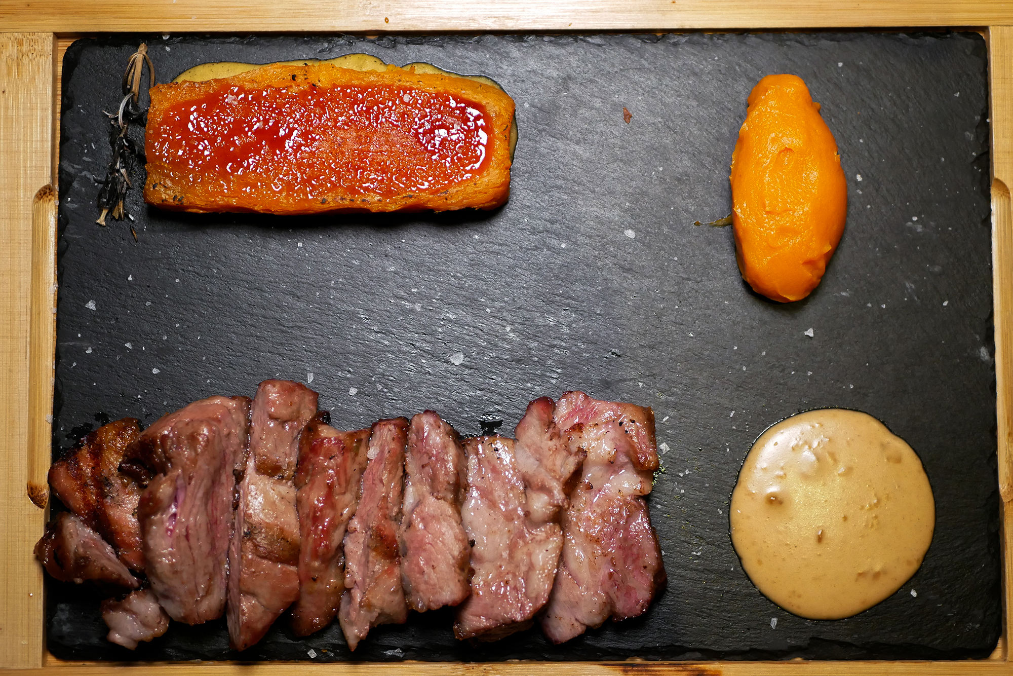Pluma ibérica de bellota, boniato ahumado al josper, naranja y cacahuete