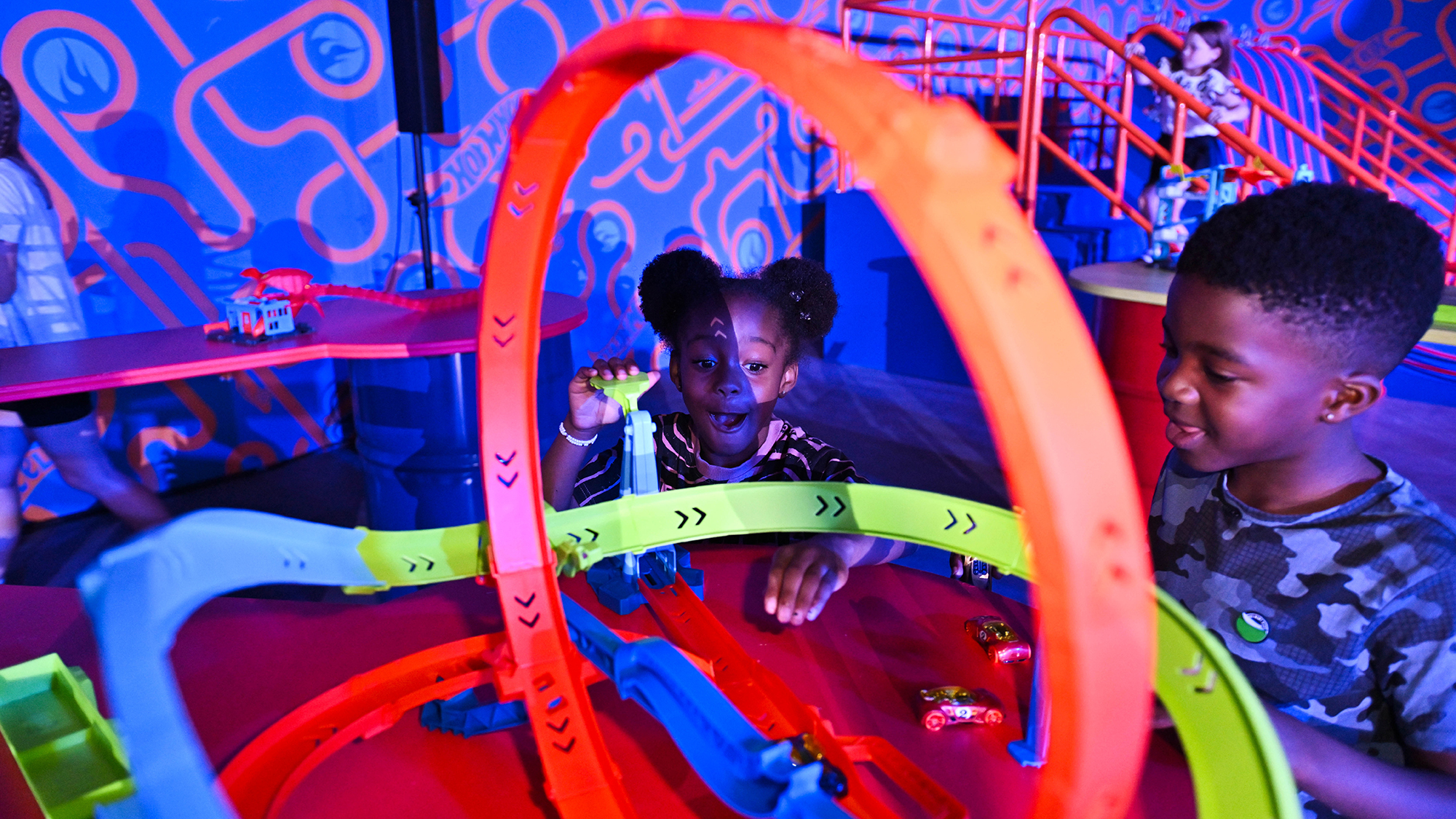 dos chicos jugando en el espacio LABS del Hot Wheels City Experience