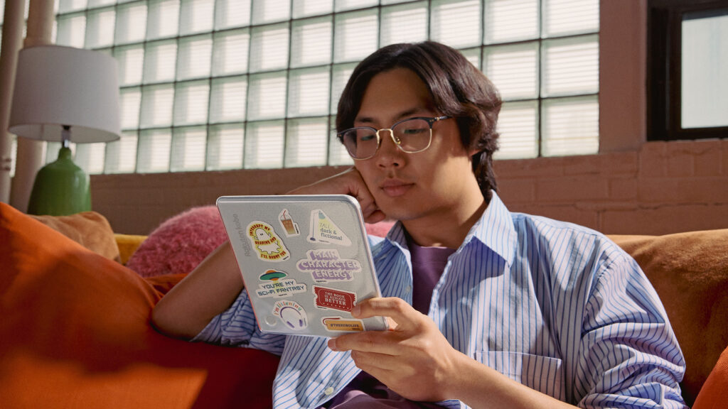 Un lector leyendo de su Kobo Libra Colour