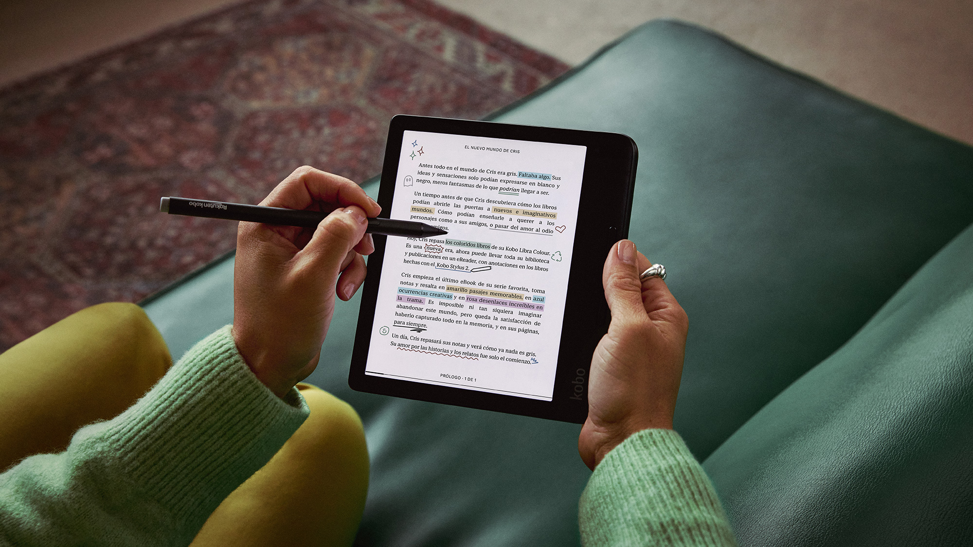 Una lectora haciendo marcas en su Kobo Libra Colour con el lápiz Kobo Stylus 2