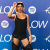 Samantha Hudson en la alfombra azul de la fiesta Glow de Spotify