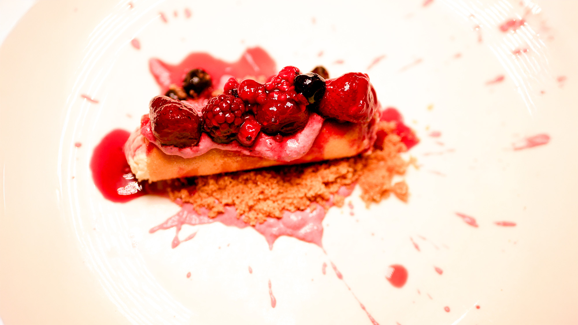 Cannoli relleno de cheesecake de queso de cabra y frutos rojos