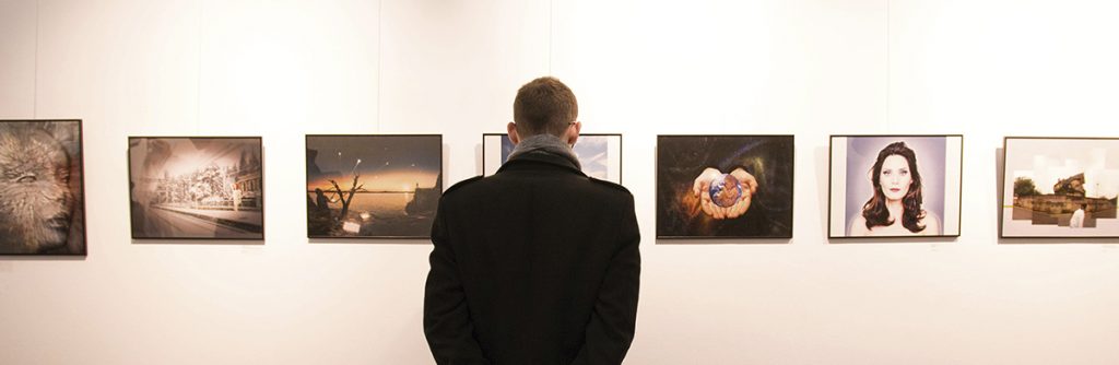Un visitante a la exposición del Creative del 2016 ante las obras finalistas Un visitante a la exposición del Creative del 2016 ante las obras finalistas