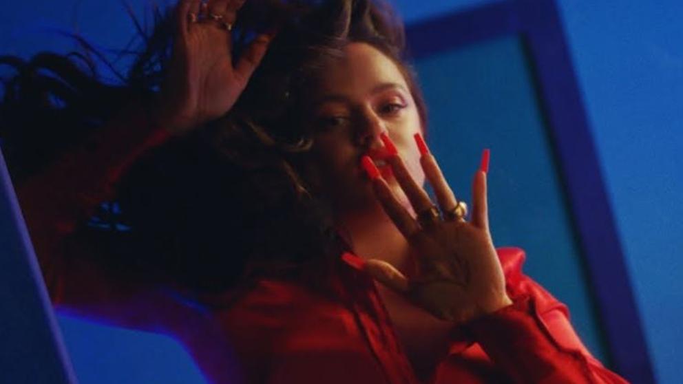 Roslaía aparece en un fondo azul, imagen del videoclip