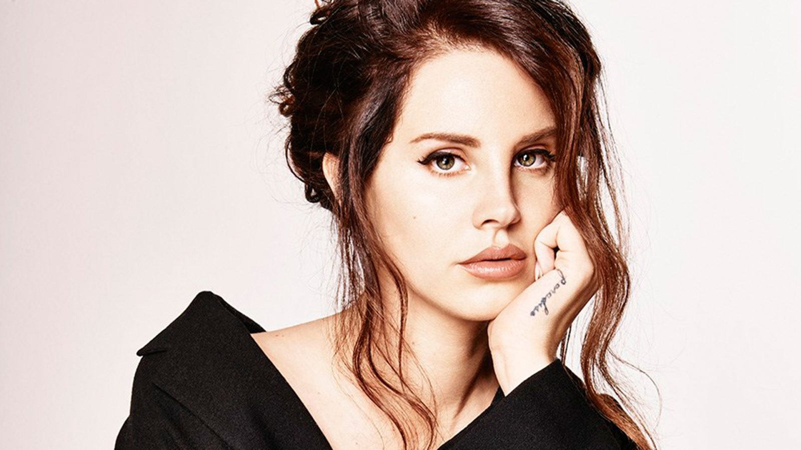 Lana Del Rey Publica Su Libro De Poemas Violet Bent Backwards Over The Grass