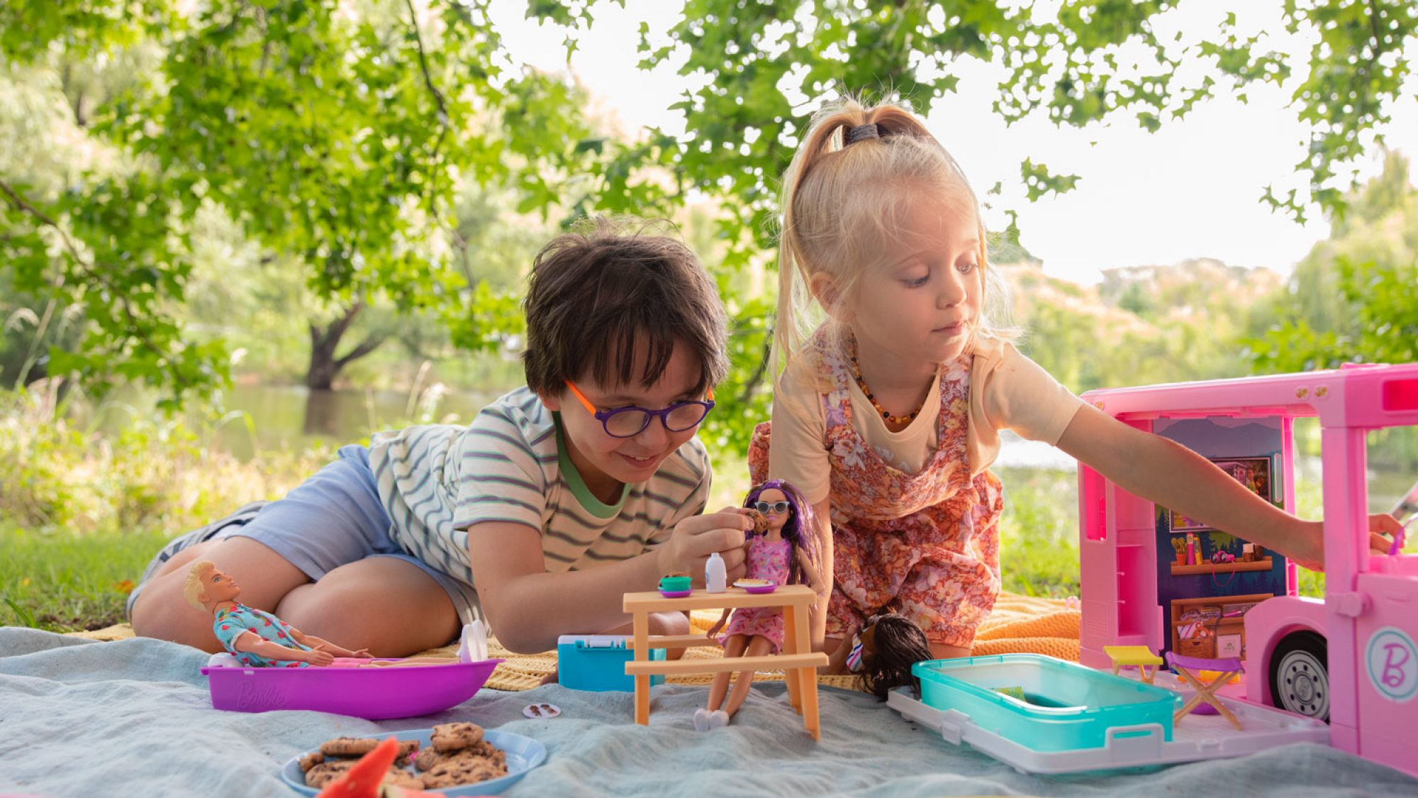 Un estudio reconoce que los niños que juegan con muñecas expresan mejor ...