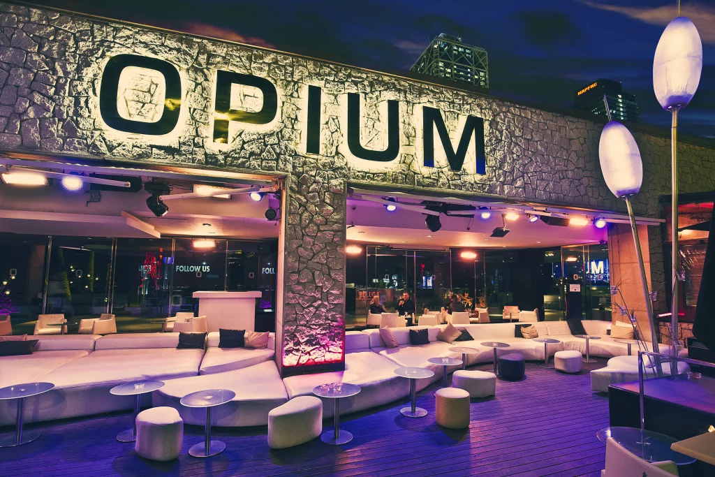 Terraza exterior del opium
