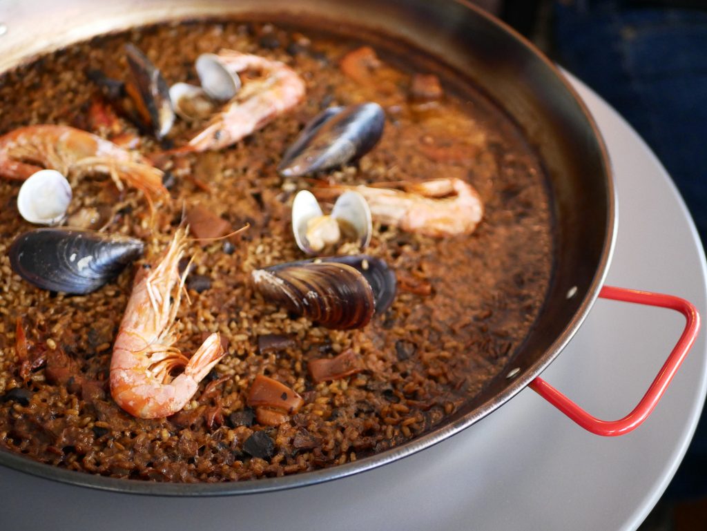 Paella marinera que contiene sepia, calamar y mariscos