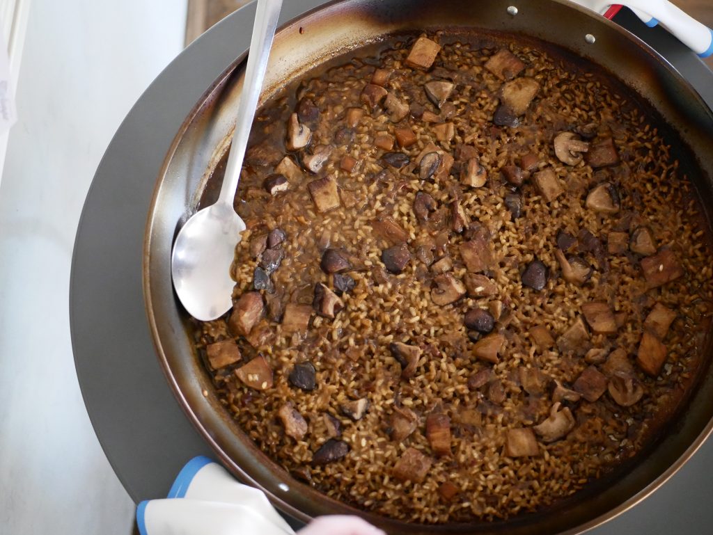 Paella de montaña con secreto ibérico y setas de temporada