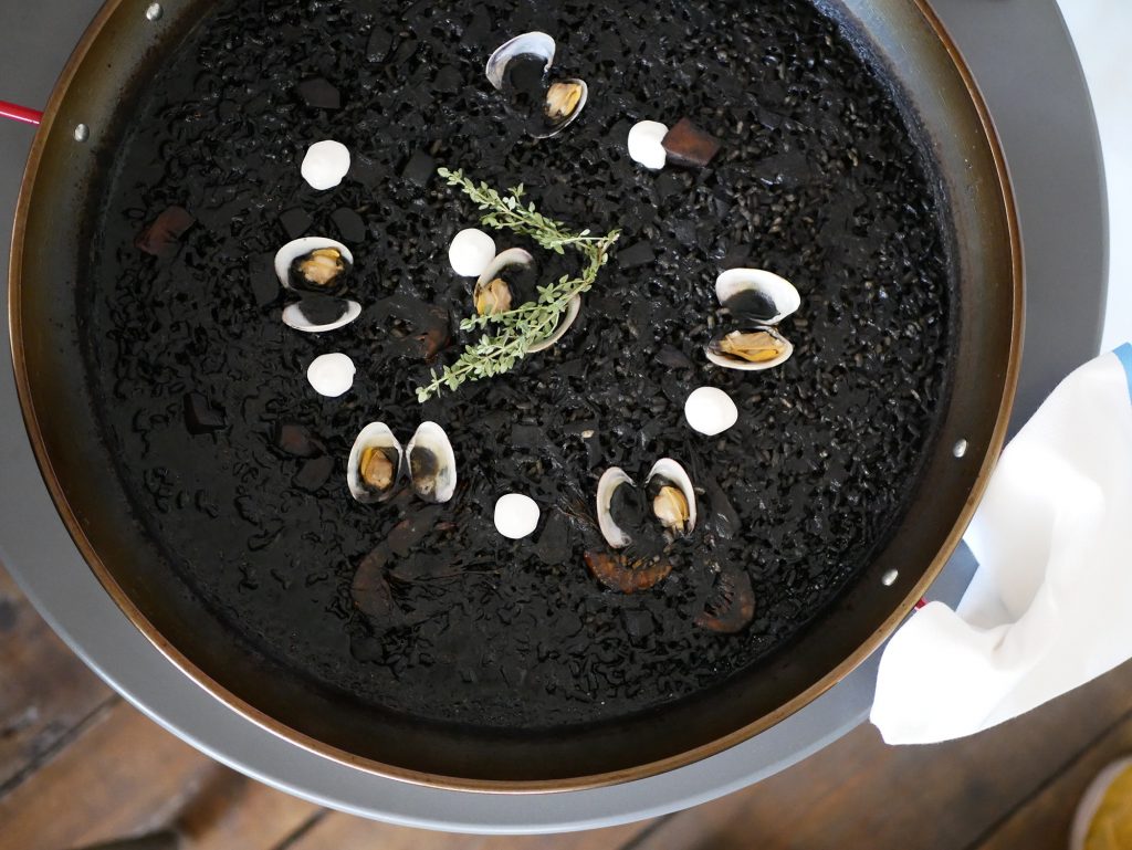 Arroz negro del mar con almejas y alioli de hierbas