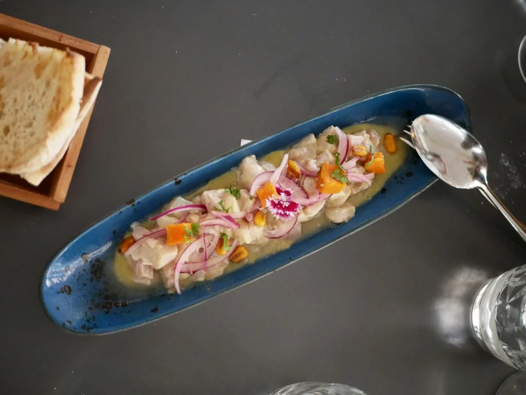 Ceviche de corvina con boniato y maíz cancha tostado