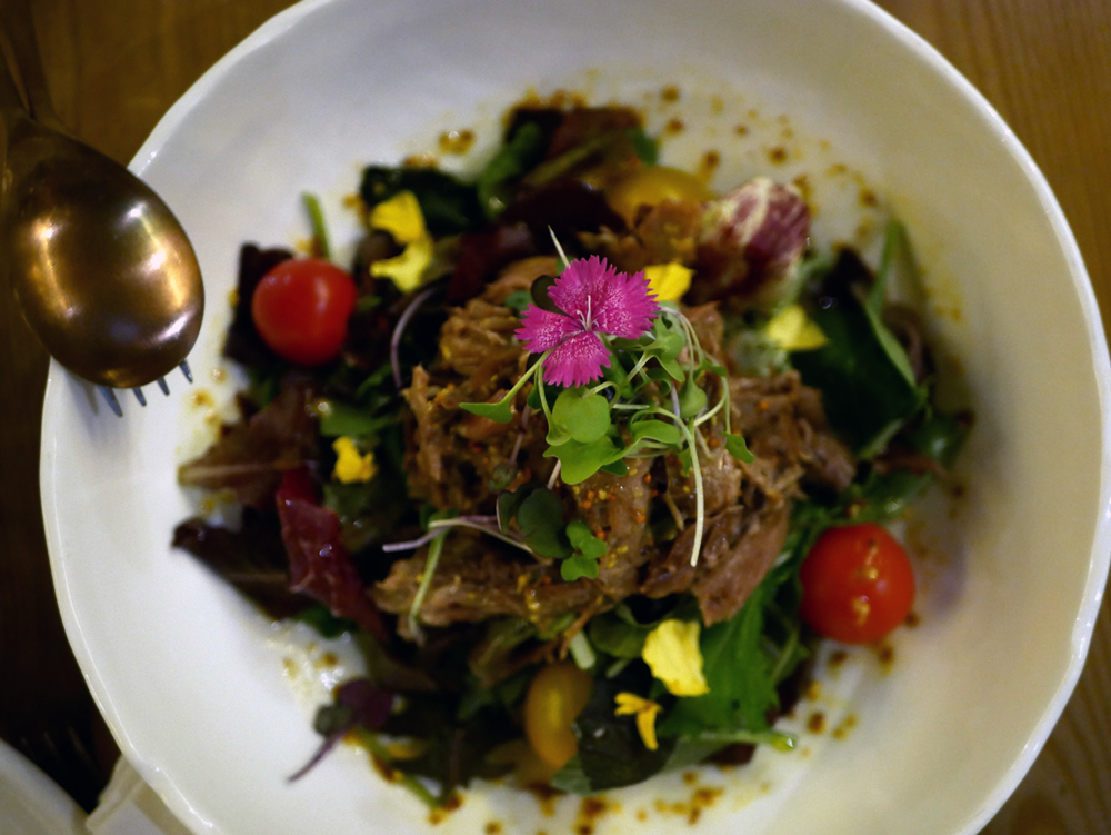 Ensalada de hojas verdes con pato confitado y vinagreta de tres mostazas aromatizada de miel de flores. Restaurante Arcano