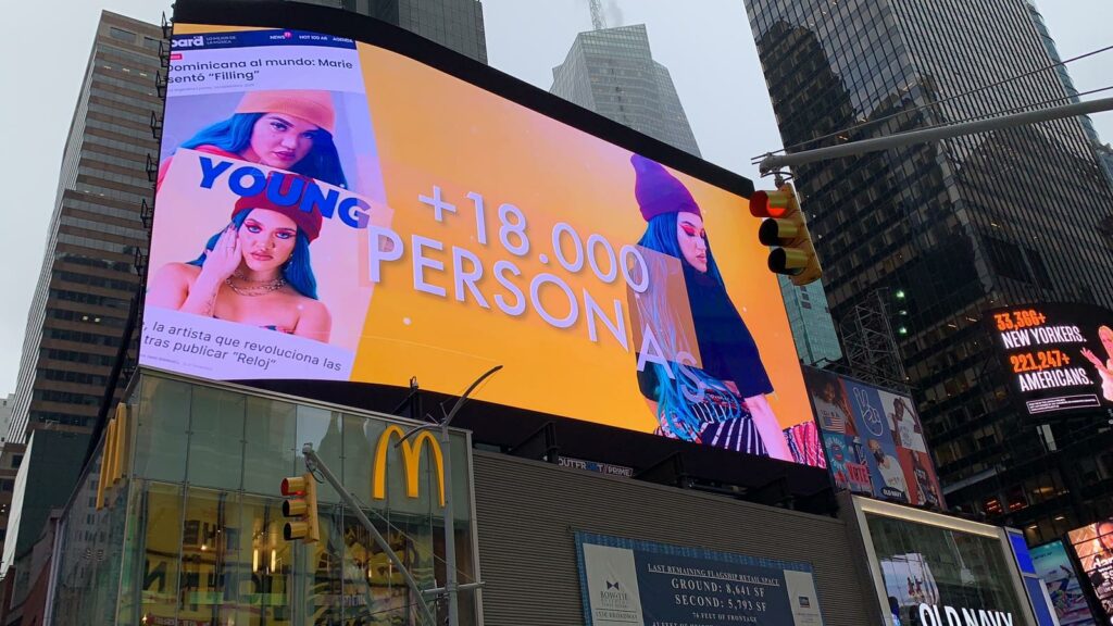 YOUNG apareciÃ³ en Times Square en 2020