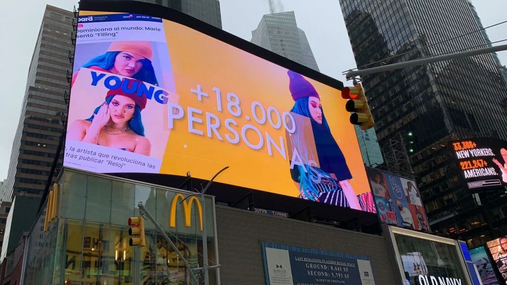 YOUNG apareció en Times Square en 2020