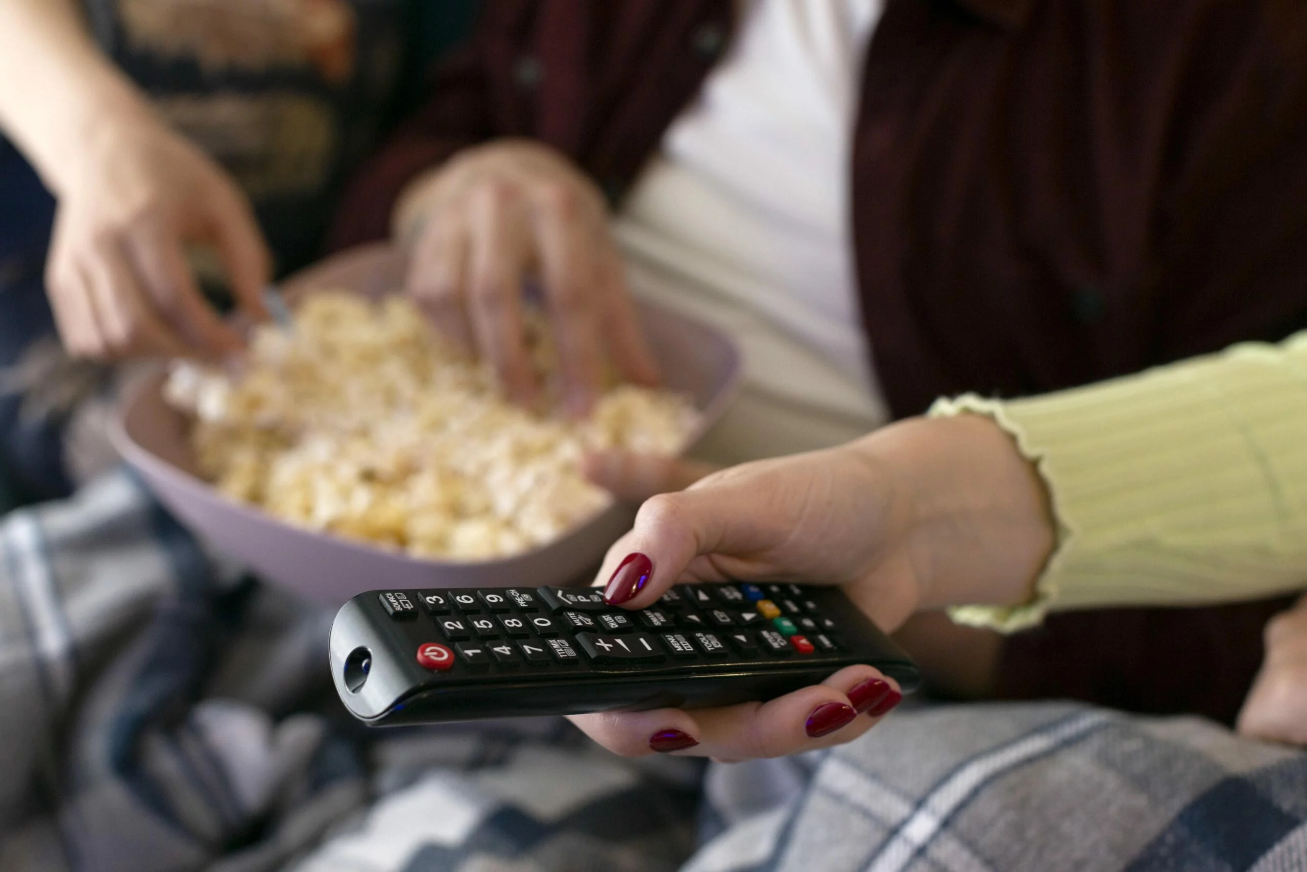 Mando a distancia viendo Netflix