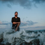 Zurita en una imagen promocional entre las olas