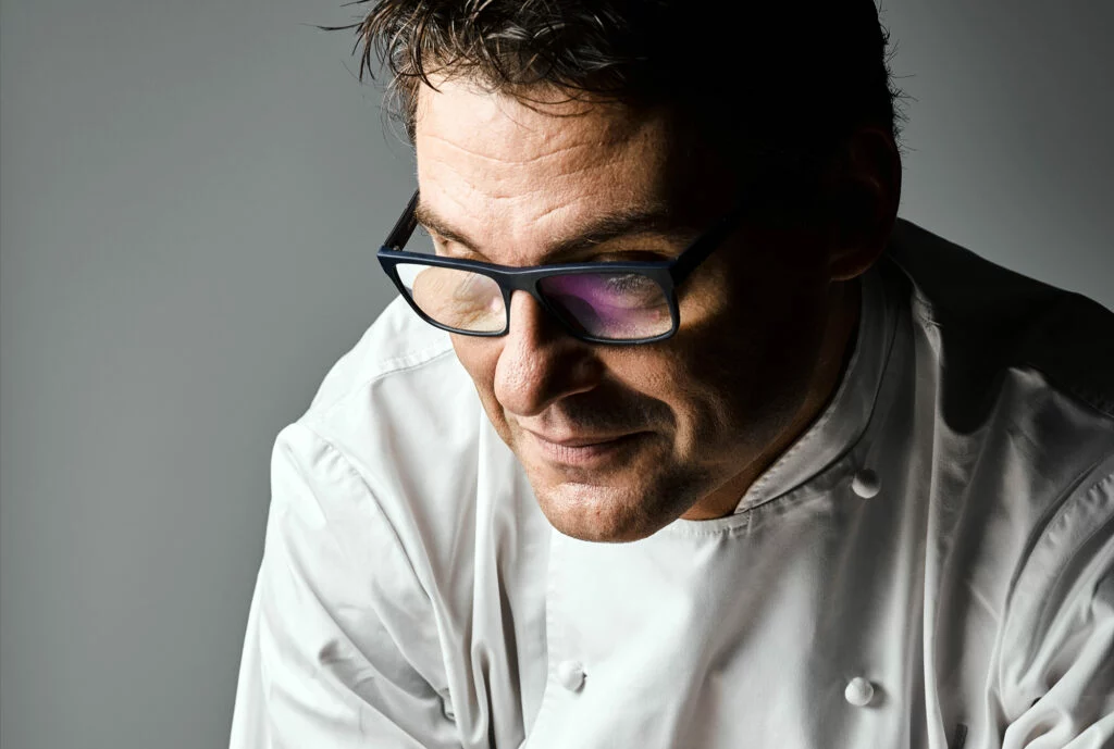 El maestro pastelero Oriol Balaguer en un posado promocional