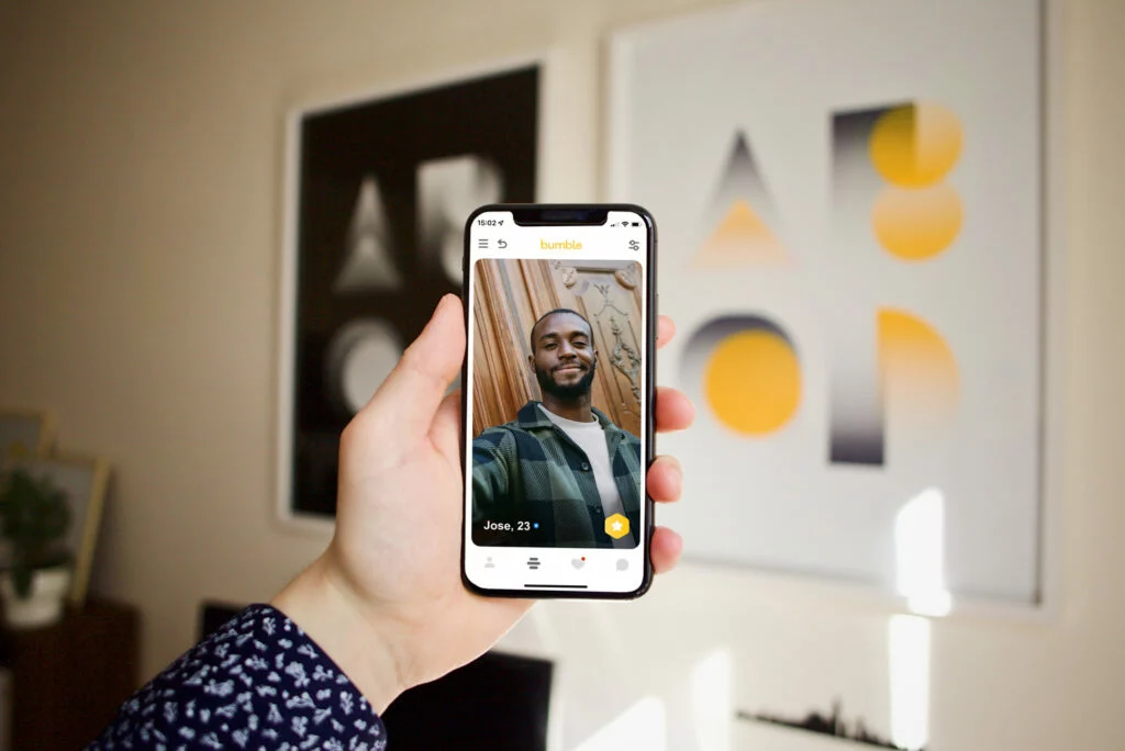 Un mockup en el que se puede ver el funcionamiento de la app Bumble