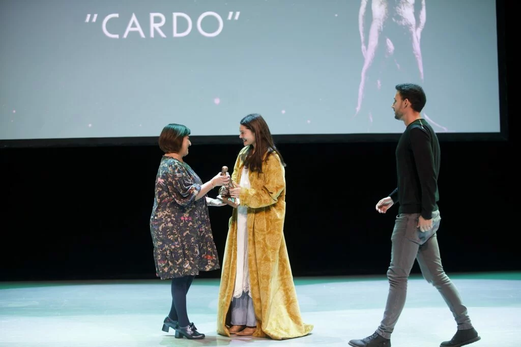 Momento en el que Ana Rujas recoge el galardón por "Cardo"