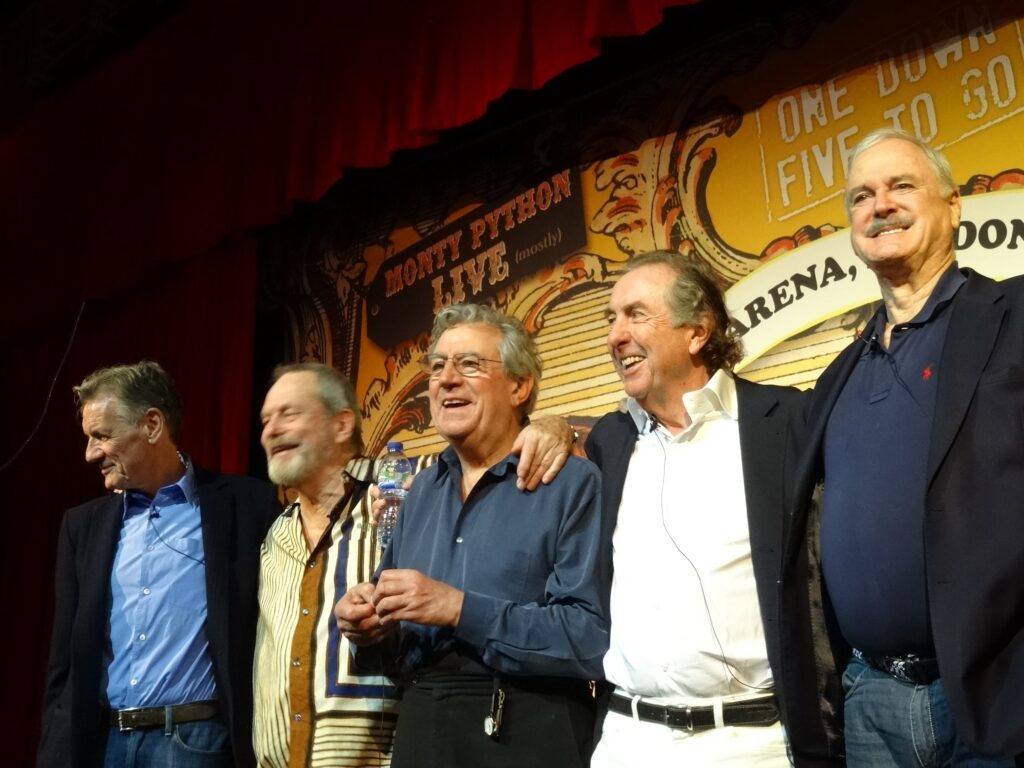 Graham Chapman, John Cleese, Terry Gilliam, Eric Idle y Terry Jones son Monty Python
Michael Palin