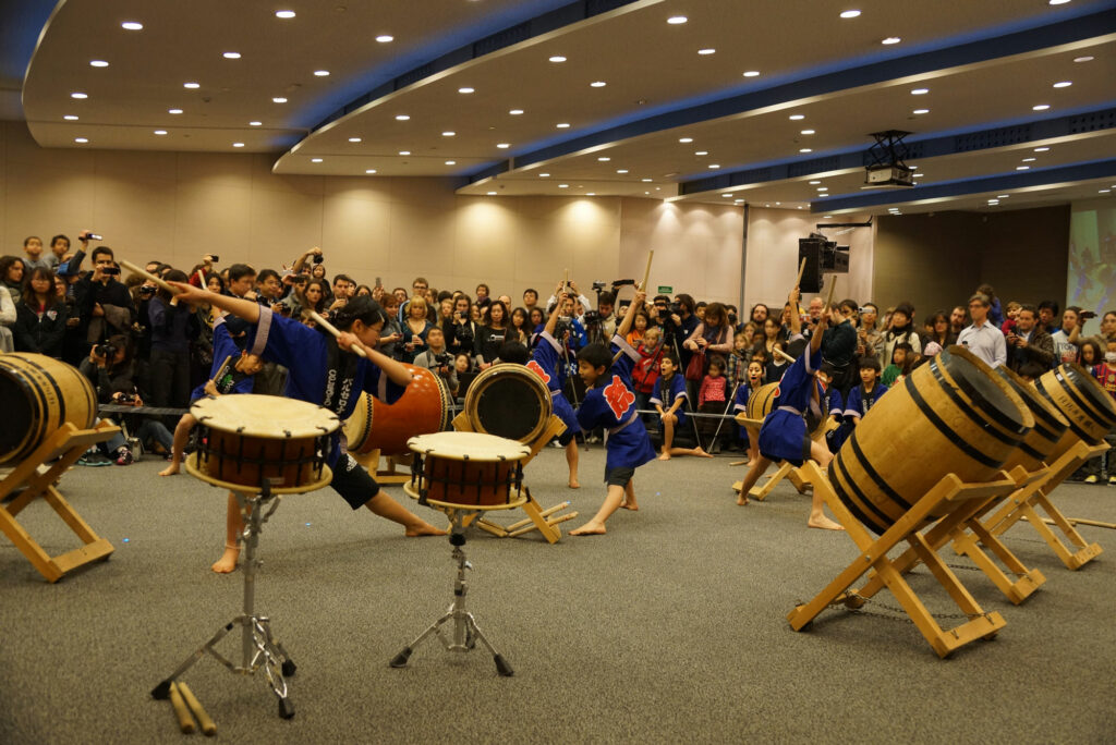 Alumnos del Colegio JaponÃ©s de Barcelona en un espectÃ¡culo de tambores japoneses taiko