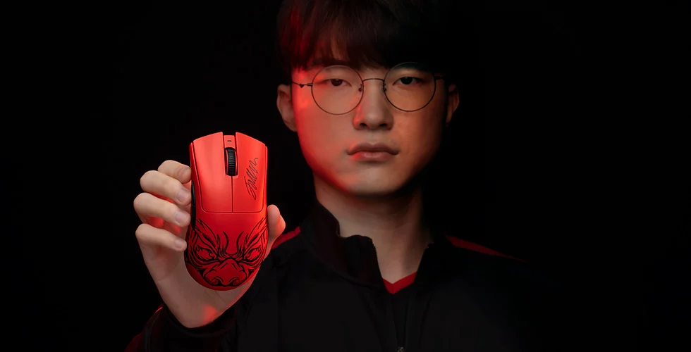 Lee “Faker” Sang-Hyeok con el Razer DeathAdder V3 Pro Faker Edition