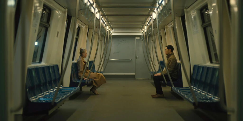 Maika Monroe y Burn Gorman en "El Extraño"