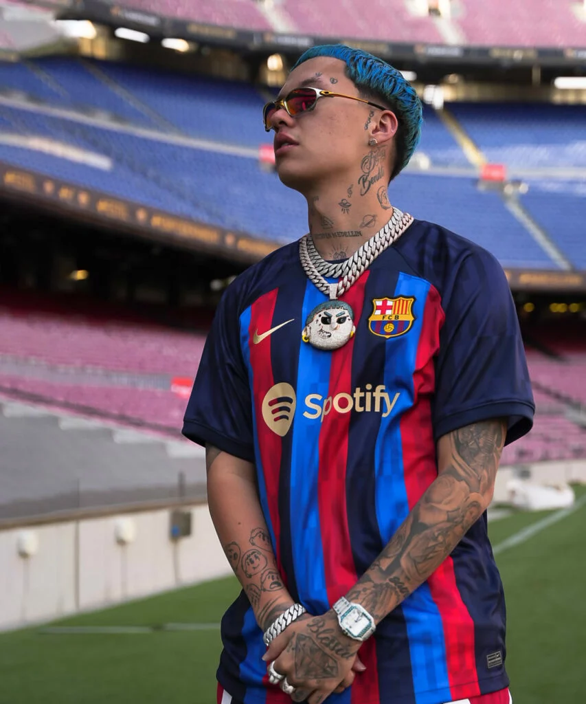 Blessd con una camiseta del Barcelona en el Spotify Camp Nou