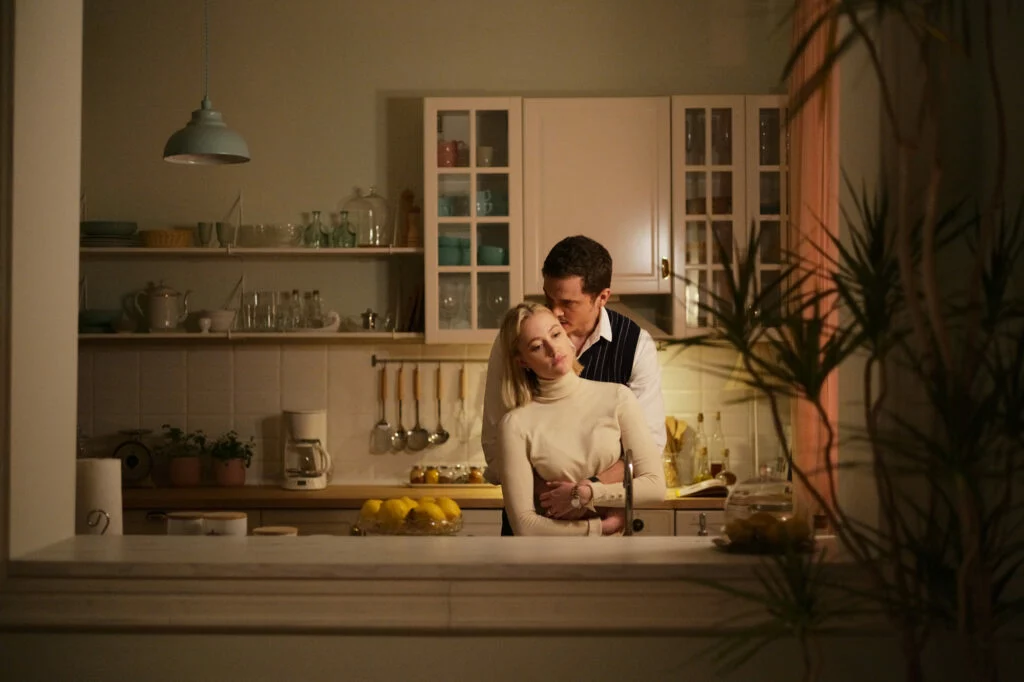 Maika Monroe y Karl Glusman en El Extraño