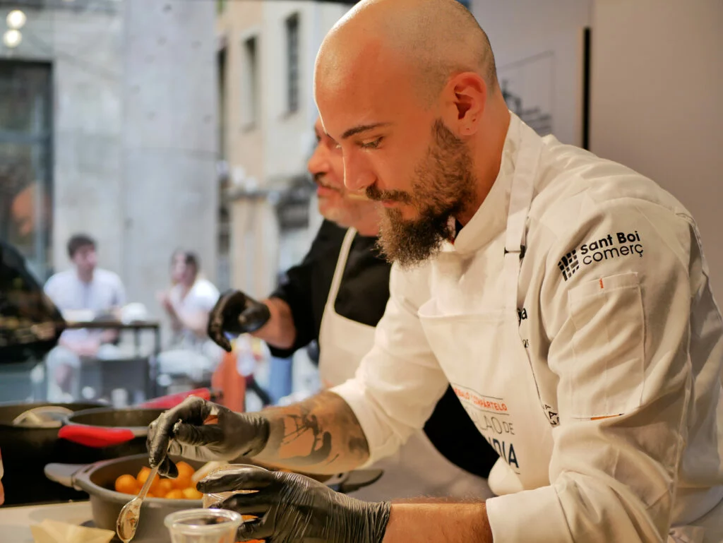El cocinero Gerard González mientras emplataba buñuelos