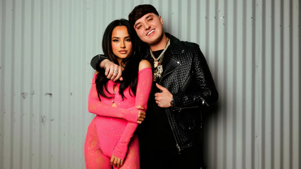 Becky G junto a  Gabito Ballesteros