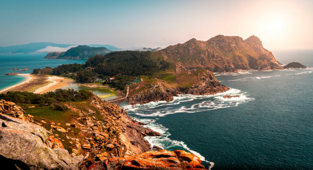 Vista de la costa gallega con las Islas Cies como protagonistas