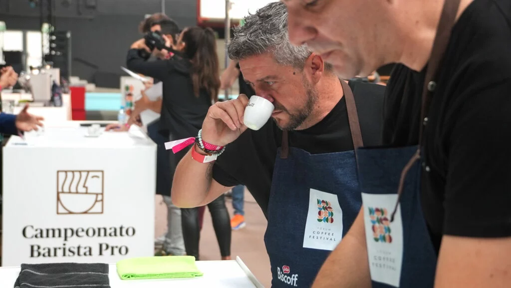 El barista Luis Blanco durante las pruebas