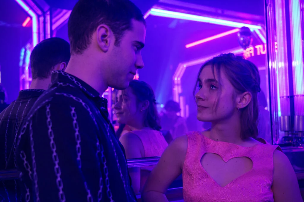 Clara Galle y Julio Peña en A través de tu mirada. Netflix