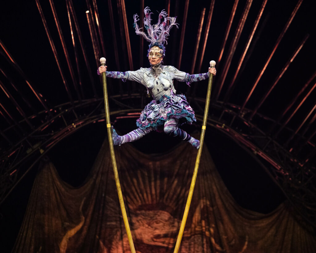 Imagen de un acróbata del Circo del Sol durante la representación de Alegria