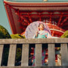 Mujer pasea frente a un templo en Japón. Envato