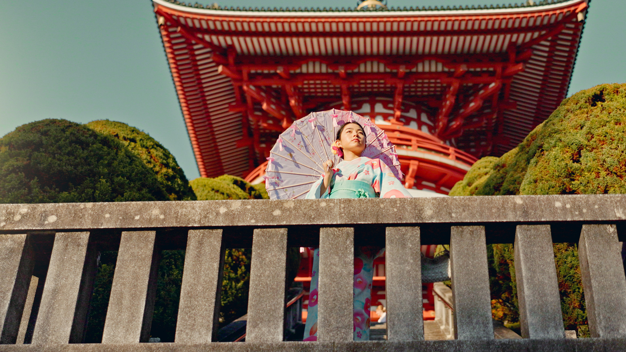 Mujer pasea frente a un templo en Japón. Envato