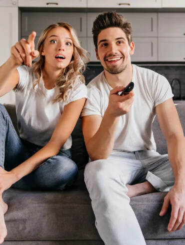Una pareja disfrutando de sus series. Fotografía de Envato