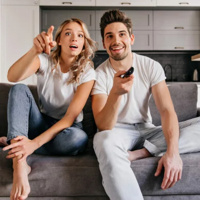 Una pareja disfrutando de sus series. Fotografía de Envato
