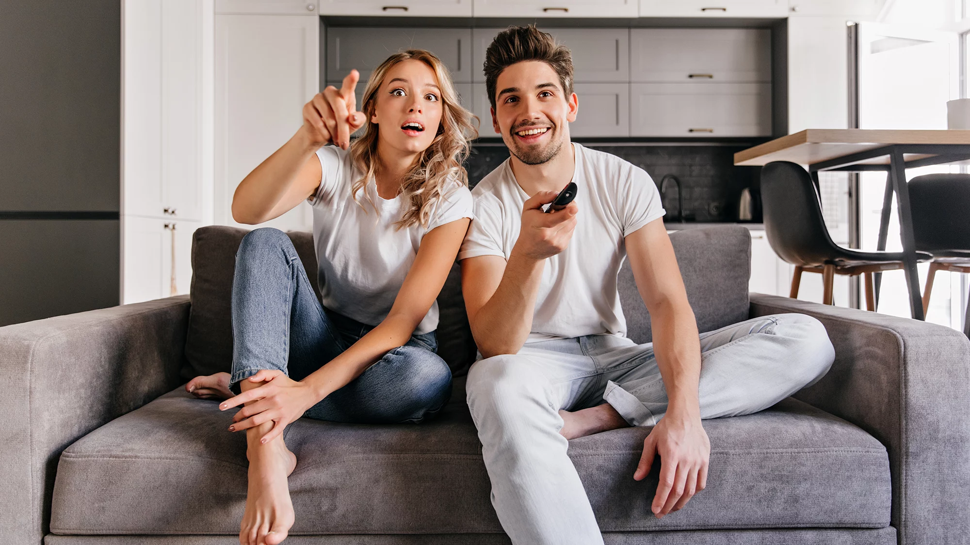 Una pareja disfrutando de sus series. Fotografía de Envato