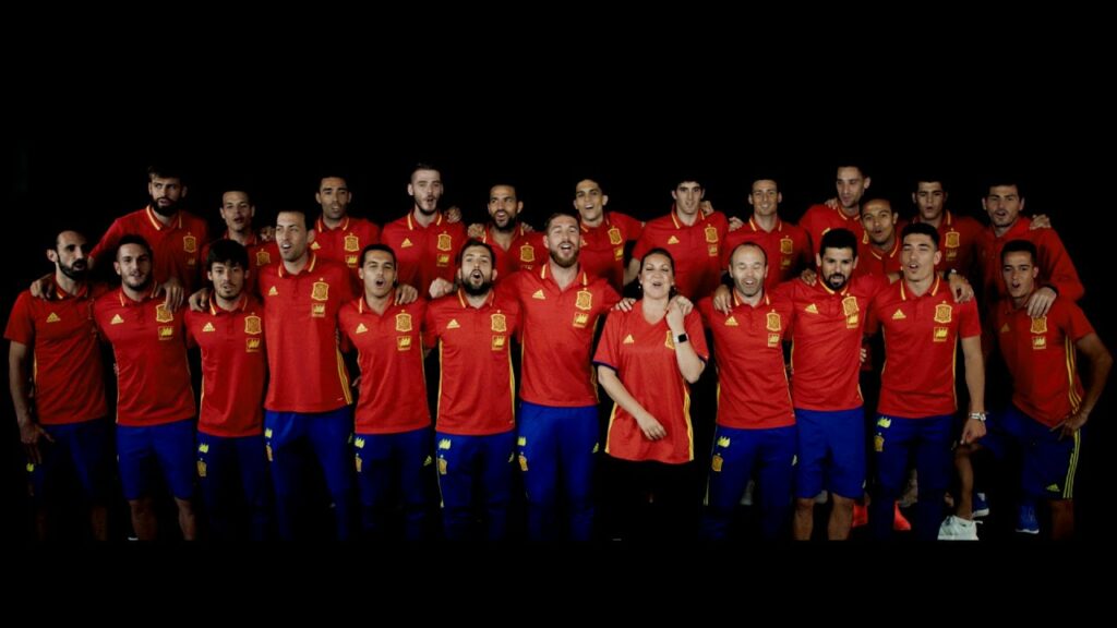 Niña Pastori, RedOne, Sergio Ramos y la selección española en un frame del videoclip