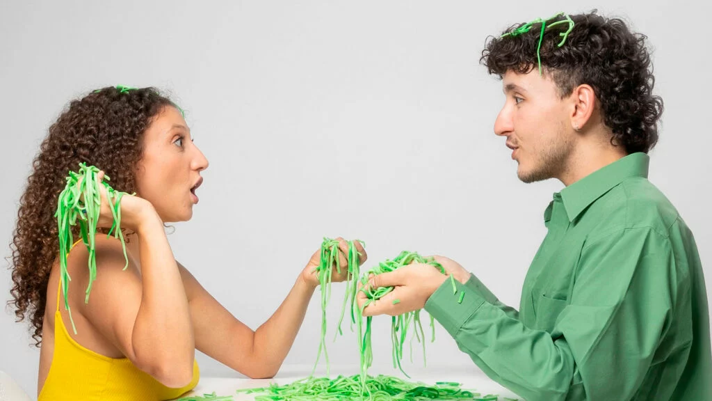 Fran (Flavia Forni) y Aris (Asier Albertos) en ‘Tengo hambre es jueves’ de la Cía. La Peatonal