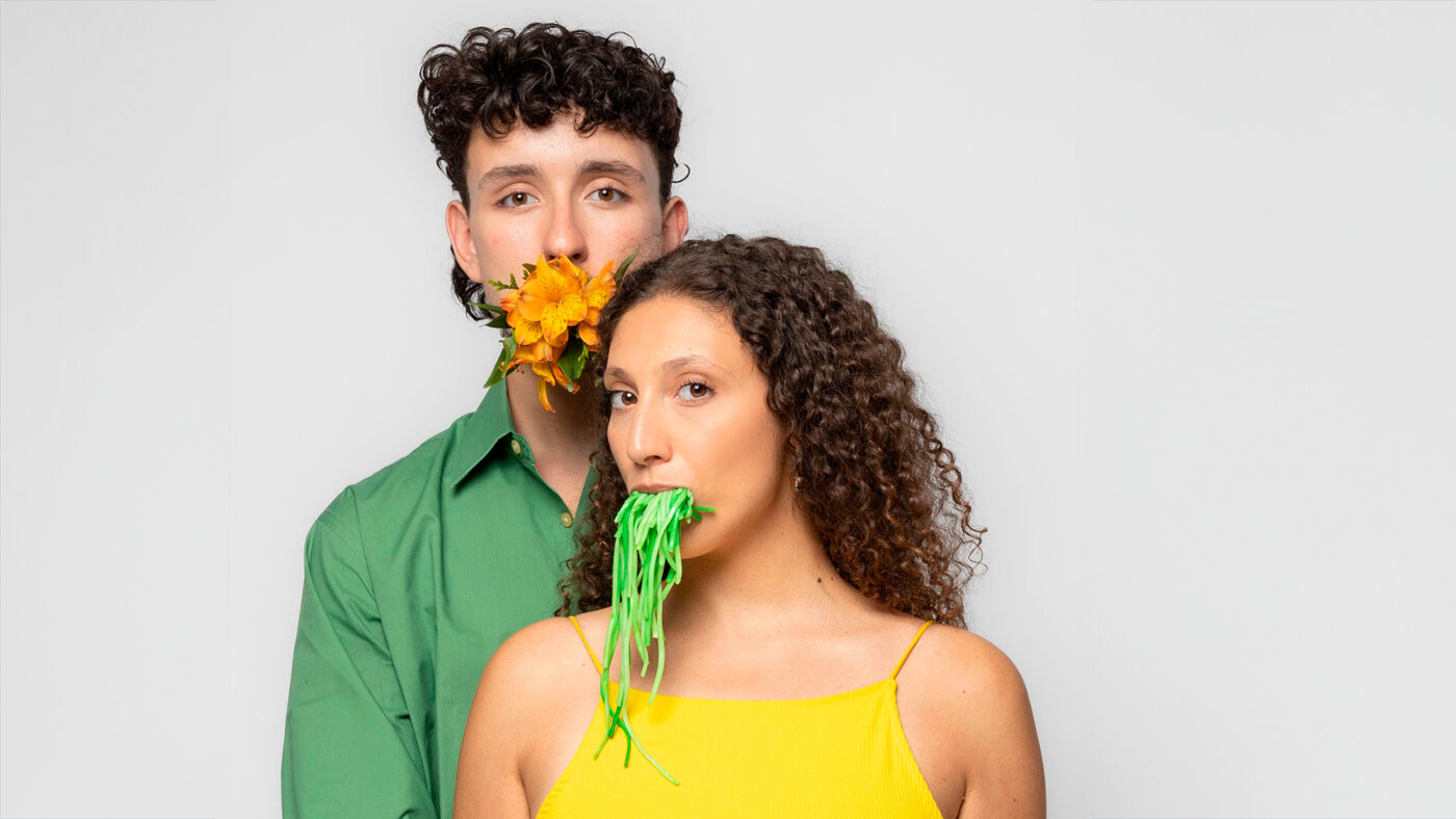 Fran (Flavia Forni) y Aris (Asier Albertos) en ‘Tengo hambre es jueves’ de la Cía. La Peatonal