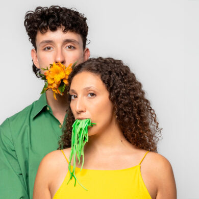 Fran (Flavia Forni) y Aris (Asier Albertos) en ‘Tengo hambre es jueves’ de la Cía. La Peatonal