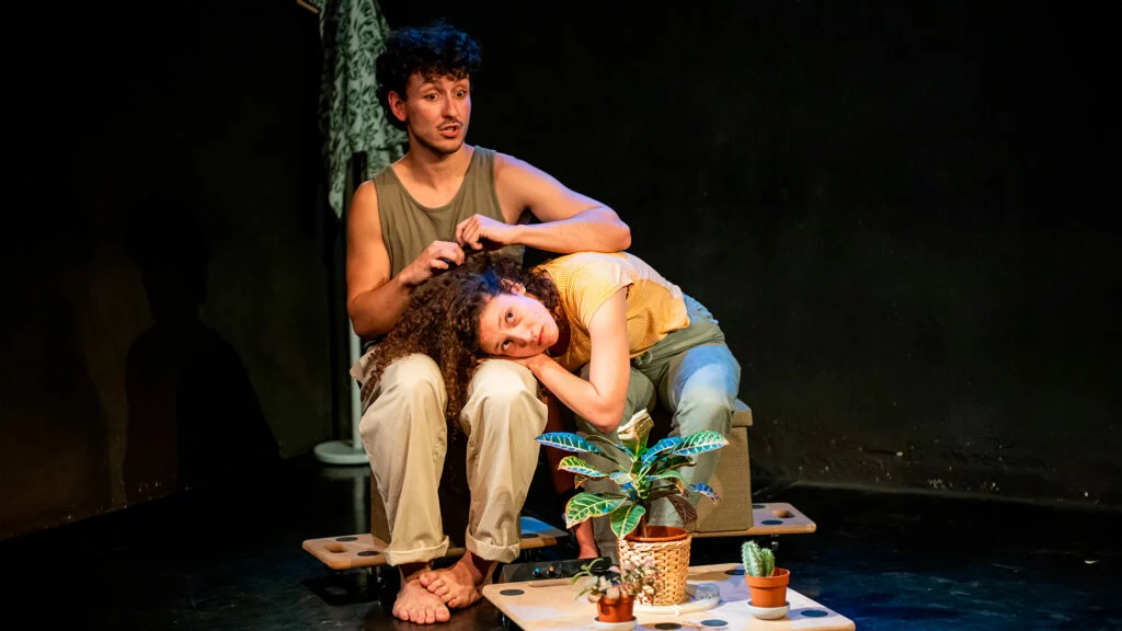 Fran (Flavia Forni) y Aris (Asier Albertos) en ‘Tengo hambre es jueves’ de la Cía. La Peatonal