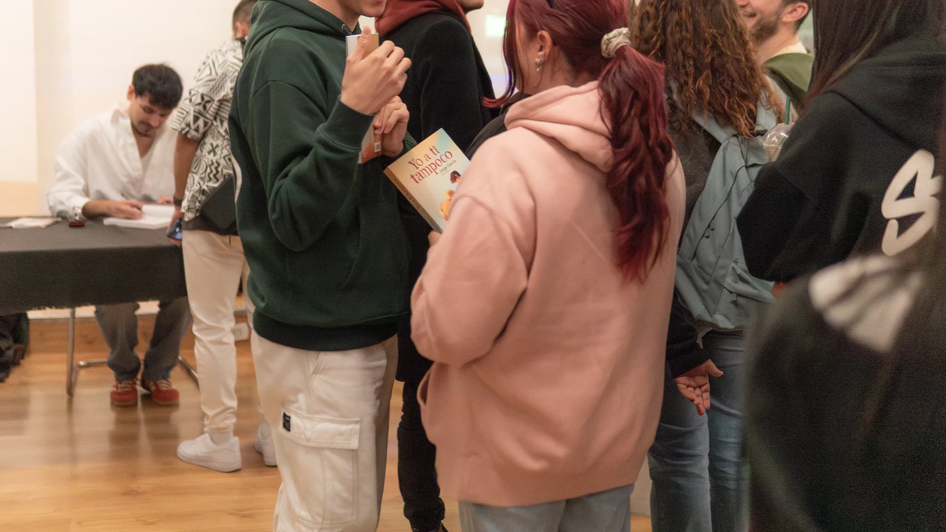 Fotografía de la firma de libros de "Yo a ti tampoco"