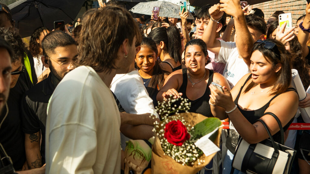 Paulo Londra es recibido por los fans. Fotografía de @salvajaco