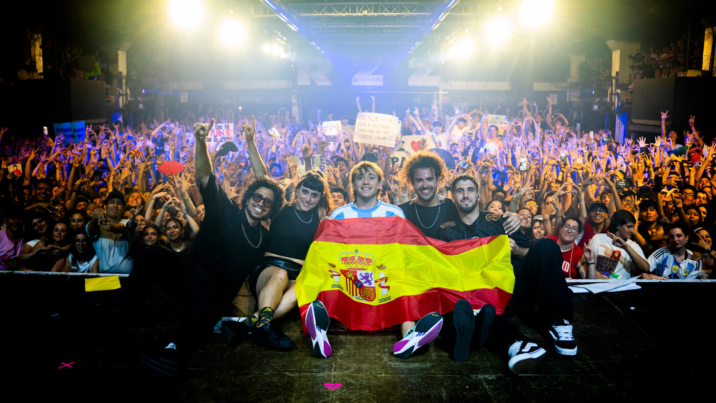 Paulo Londra posa junto a su equipo en concierto en Barcelona. Fotografía de @salvajaco