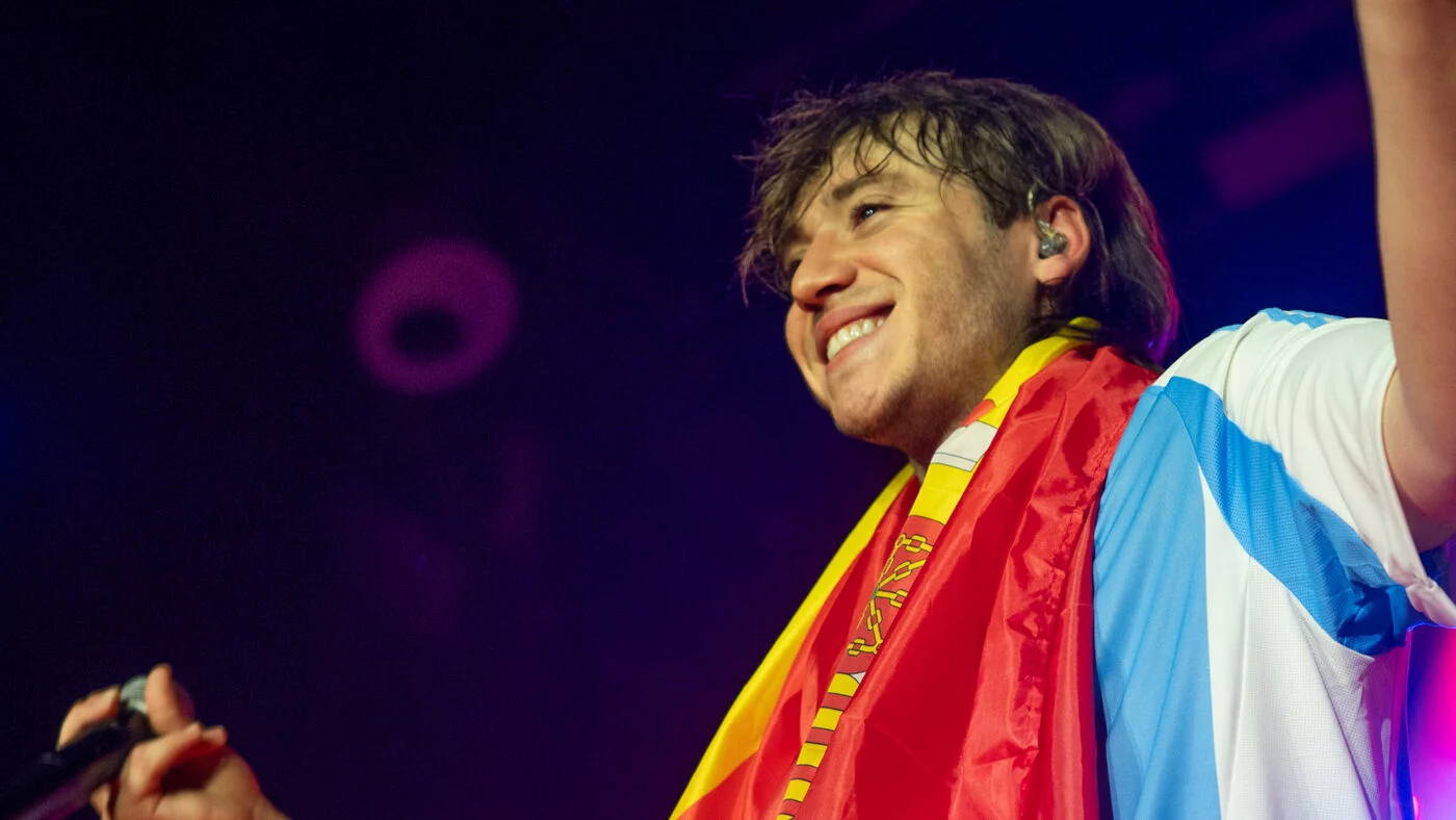 Paulo Londra se pone al cuello una bandera española. Fotografía de @salvajaco