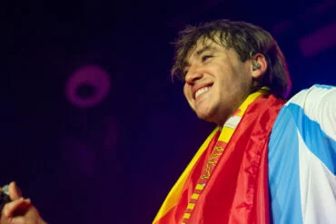 Paulo Londra se pone al cuello una bandera española. Fotografía de @salvajaco